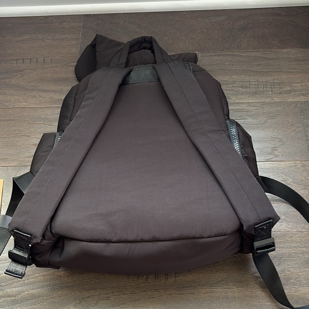 Bearpaw Puffer Flap Top Snap & bungee pull,side zip pockets,padded laptop sleeve - Picture 6 of 12